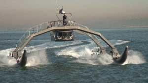 Illustration for article titled Proteus: Spider-Like Go-Fast Boat Zips Around the Bay in Dazzling Demo